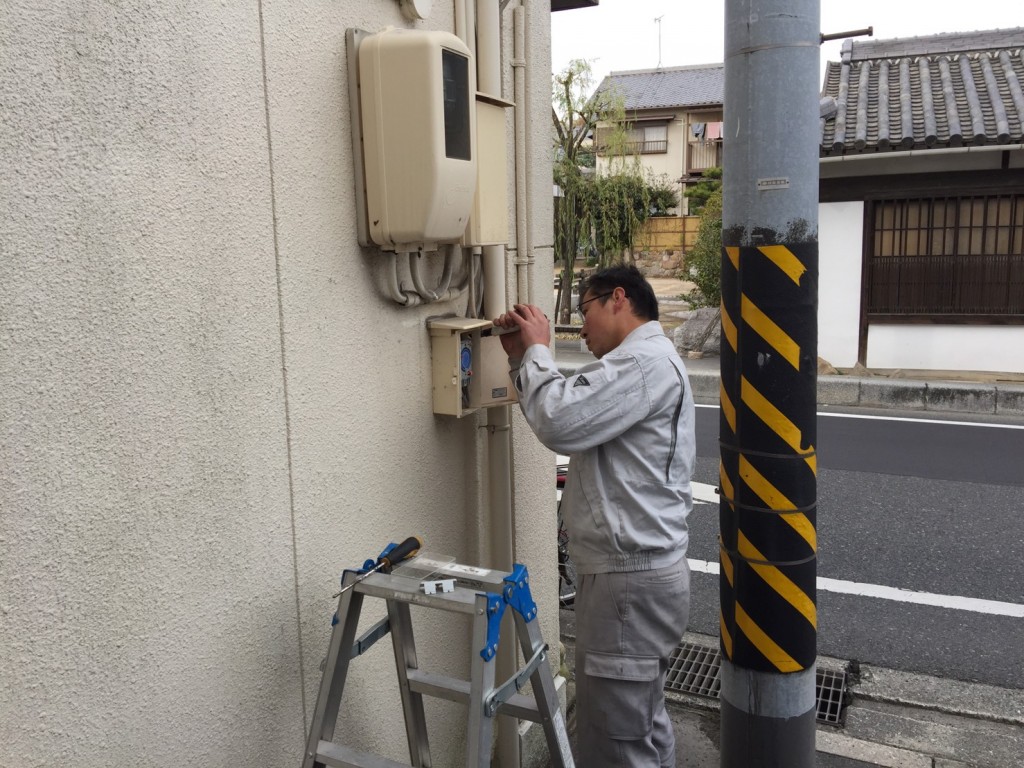 森くん早島町で電気工事中の写真